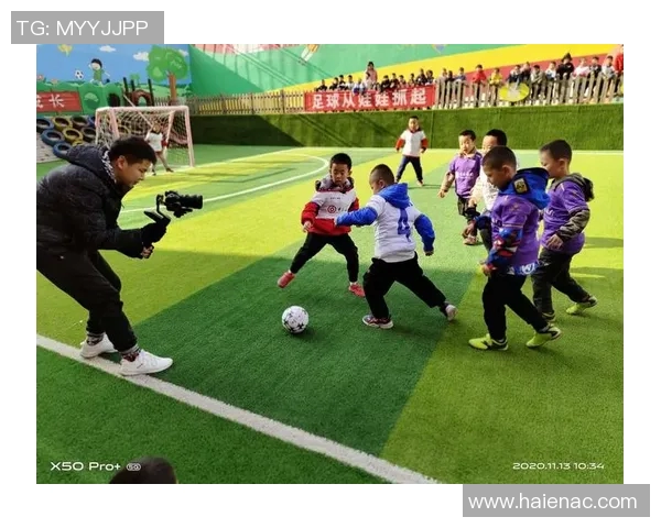 在阳光明媚的操场上，有的同学在打足球，享受快乐的运动时光与友谊的乐趣